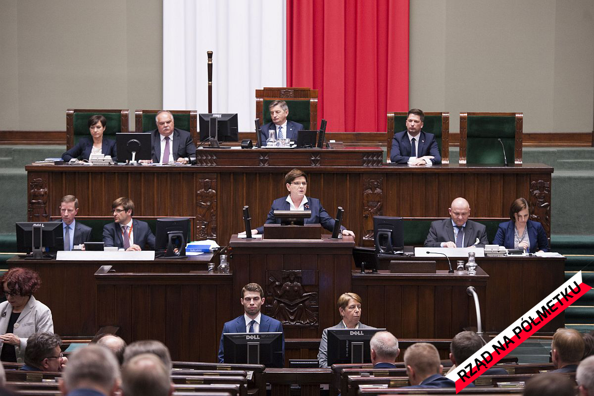 PiS na półmetku. Jak ocenia go społeczeństwo?