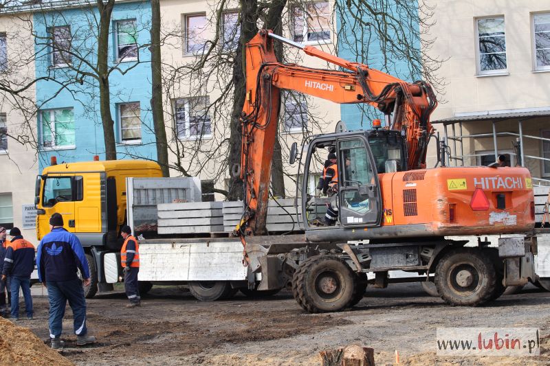 Koparki i budowlańcy wokół szpitala