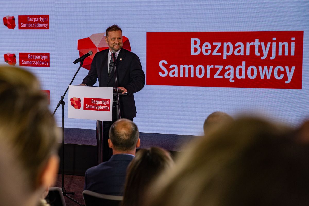 Najwięcej głosów ma PiS, ale karty rozdają Bezpartyjni