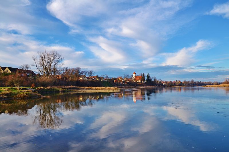 Kajaki zacumują w Chobieni