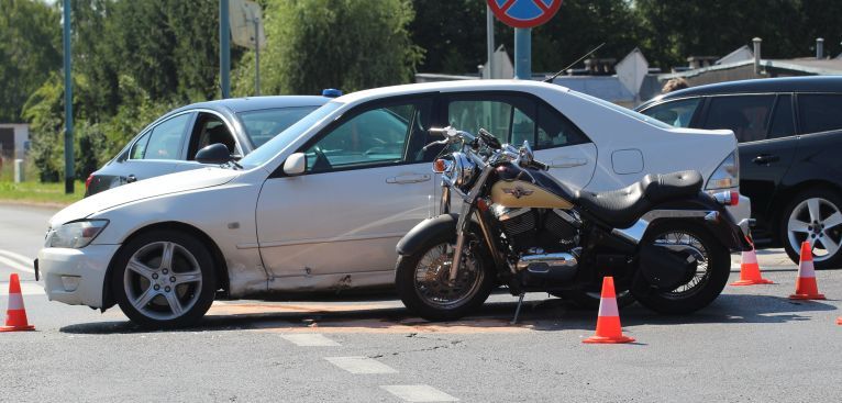 Osobówka zderzyła się z motocyklem