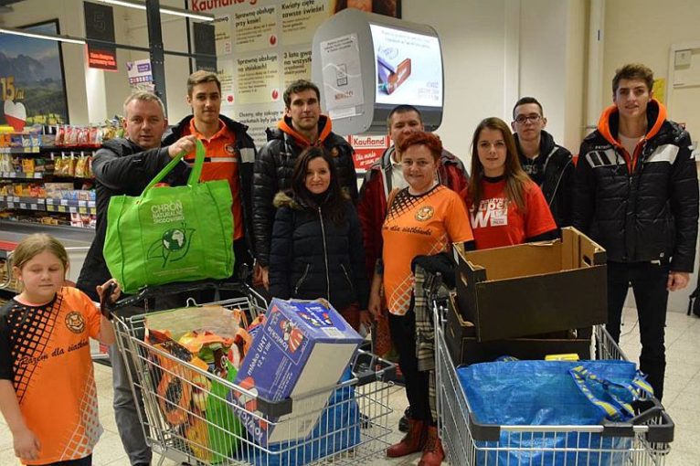 Lubińscy siatkarze wybrali już rodzinę, której w tym roku pomogą (fot. Robert Szafrański/Cuprum Lubin)