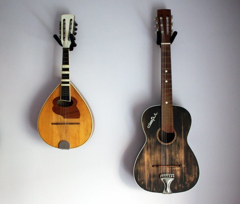DEFIL, od lewej: mandolina z 1962 roku i gitara klasyczna damska popularna z 1995 roku, fot. Emil Bonifaczuk