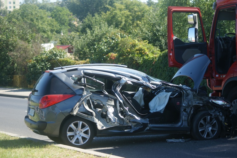 Auto osobowe zmiażdżone w kolizji