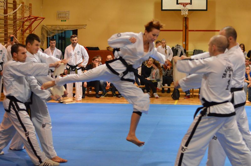 Duży krok wojowniczki Taekwon-do z Lubina