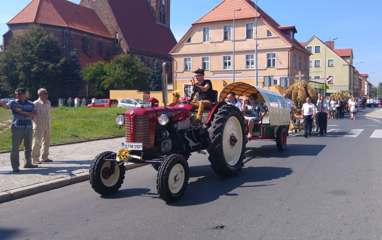 Wieńce i zabytkowe ciągniki – Ścinawa celebruje dożynki