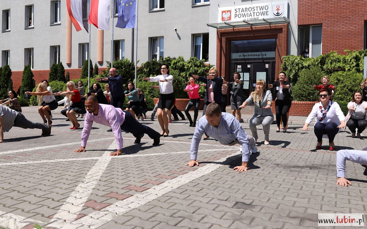 Pompki i przysiady urzędników, czyli starostwo w szczytnym celu