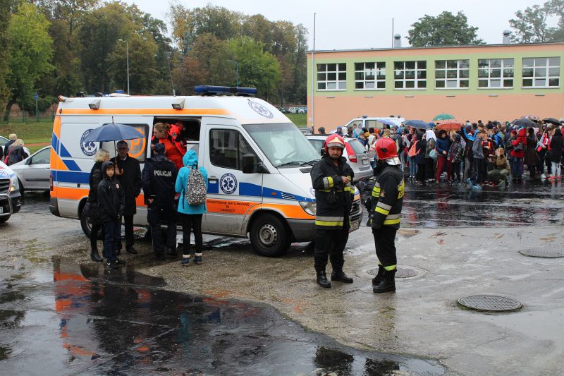 Alarm w szkole. Gimnazjaliści ewakuowani