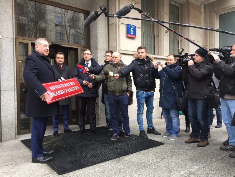 Henryk Kowalczyk osoiście zdjął tablicę z budynku likwidowanego MSP (źródło: Kancelaria Premiera Rady Ministrów)