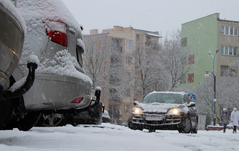 IMGW: Silne opady śniegu i trudne warunki na drogach