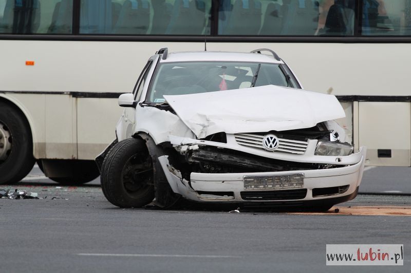 Zderzenie autobusu i osobówki na skrzyżowaniu