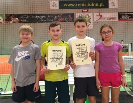 Zawodnicy Top Tenis na podium  