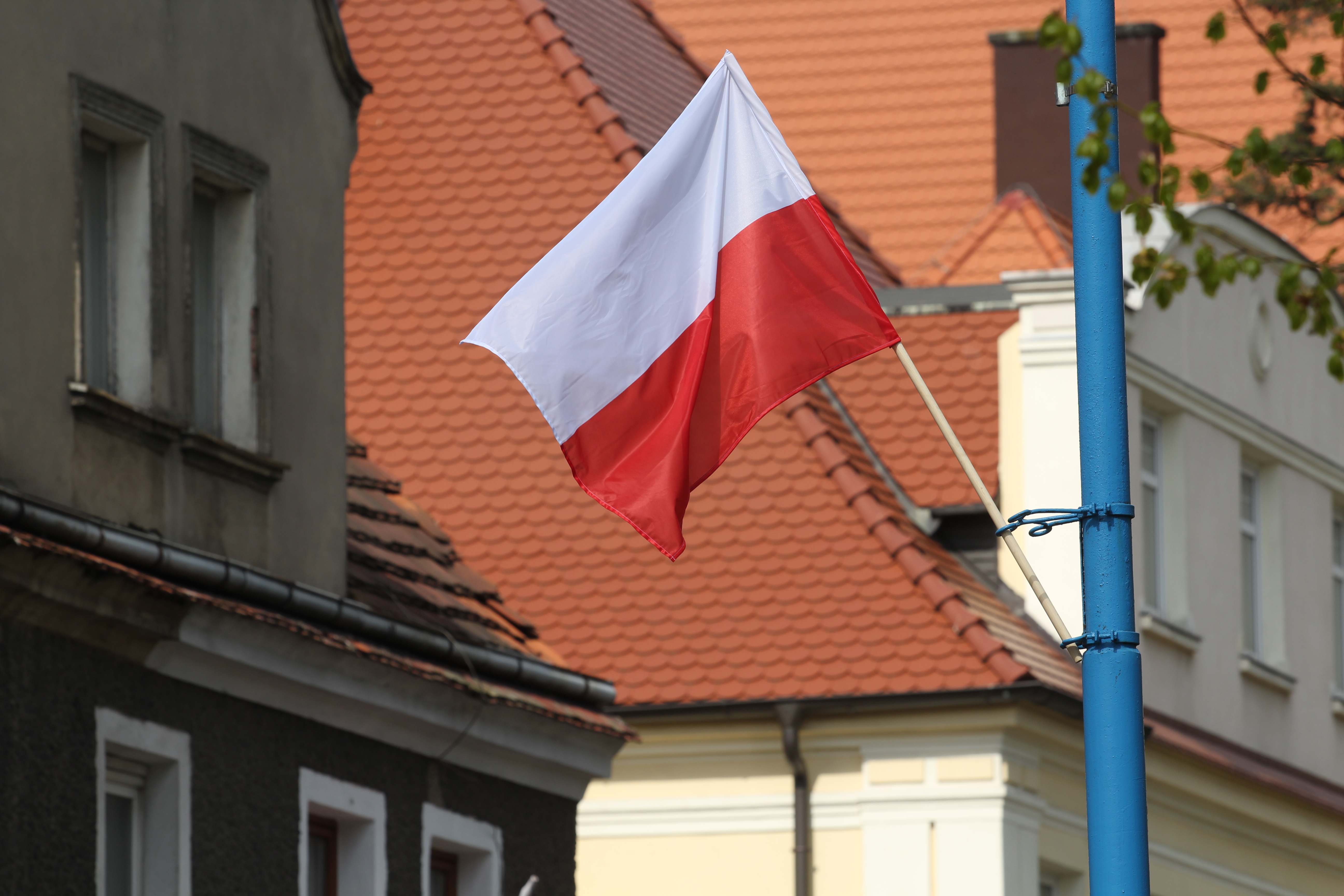 W oknach powiewają biało-czerwone