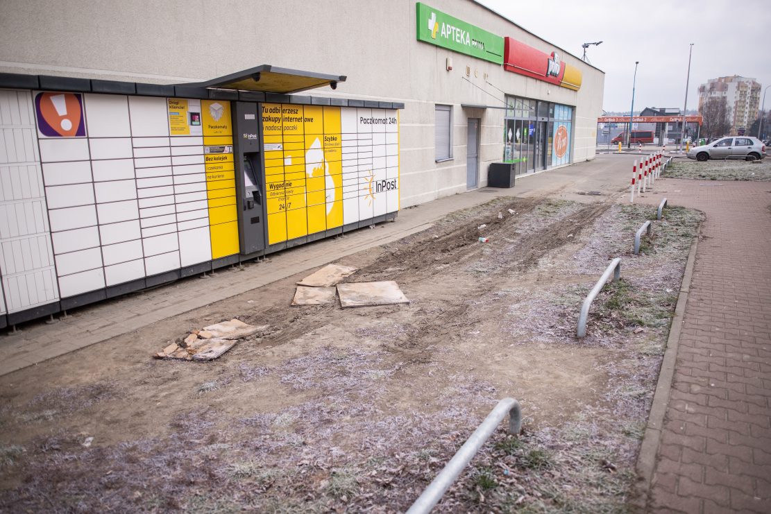 Auta nadal rozjeżdżają im trawnik