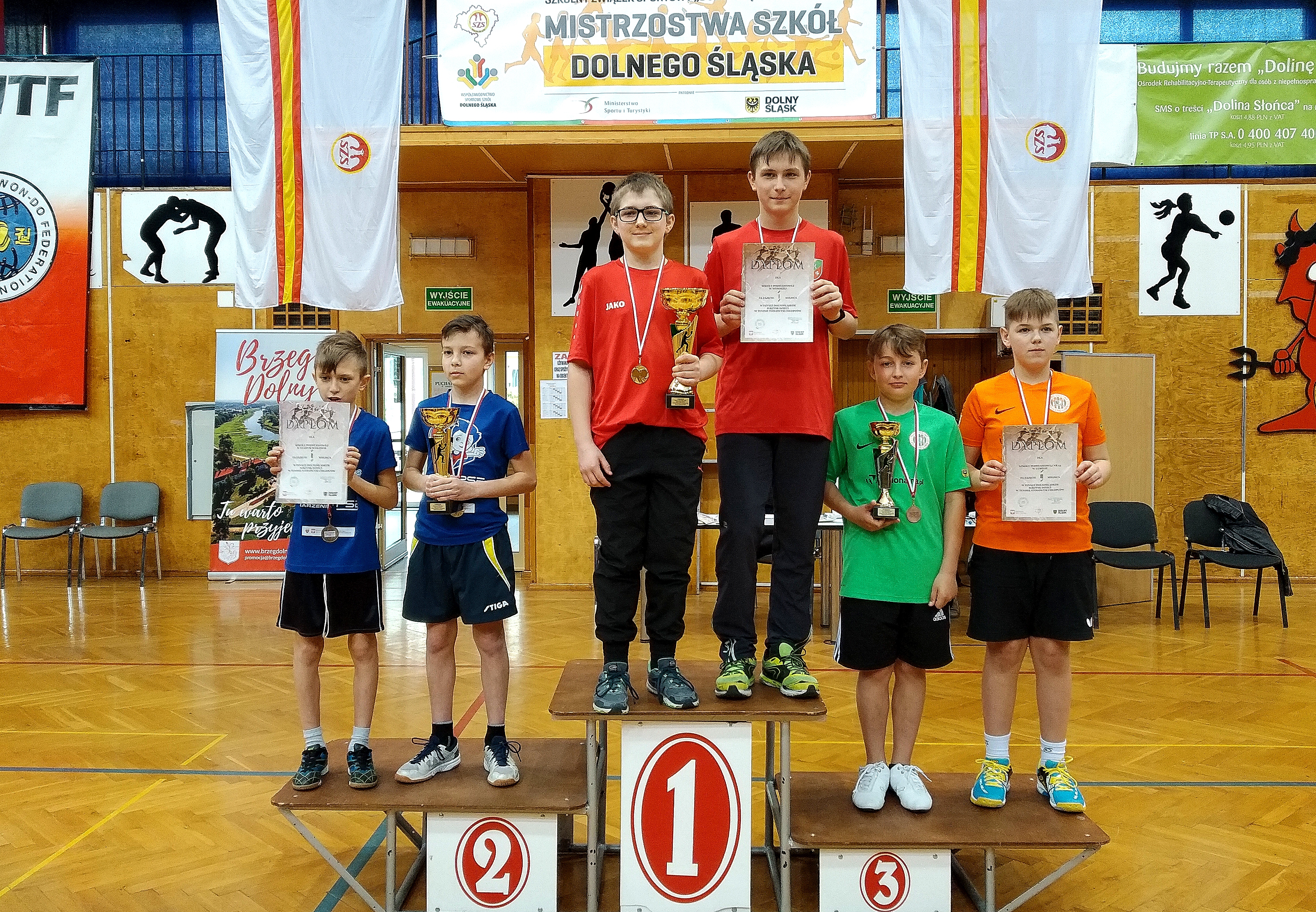 Młodzi tenisiści stołowi na podium