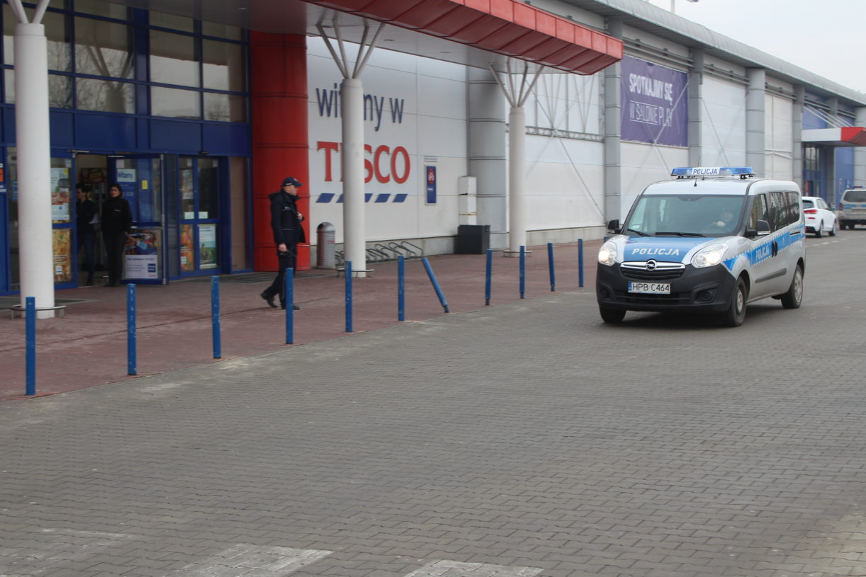 Alarm bombowy w Tesco. Policja szuka ładunku.