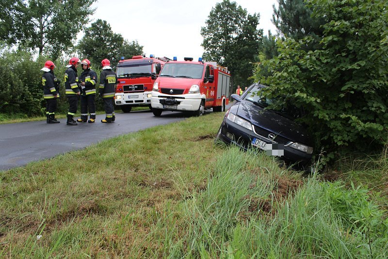 Śliska droga, auto w rowie