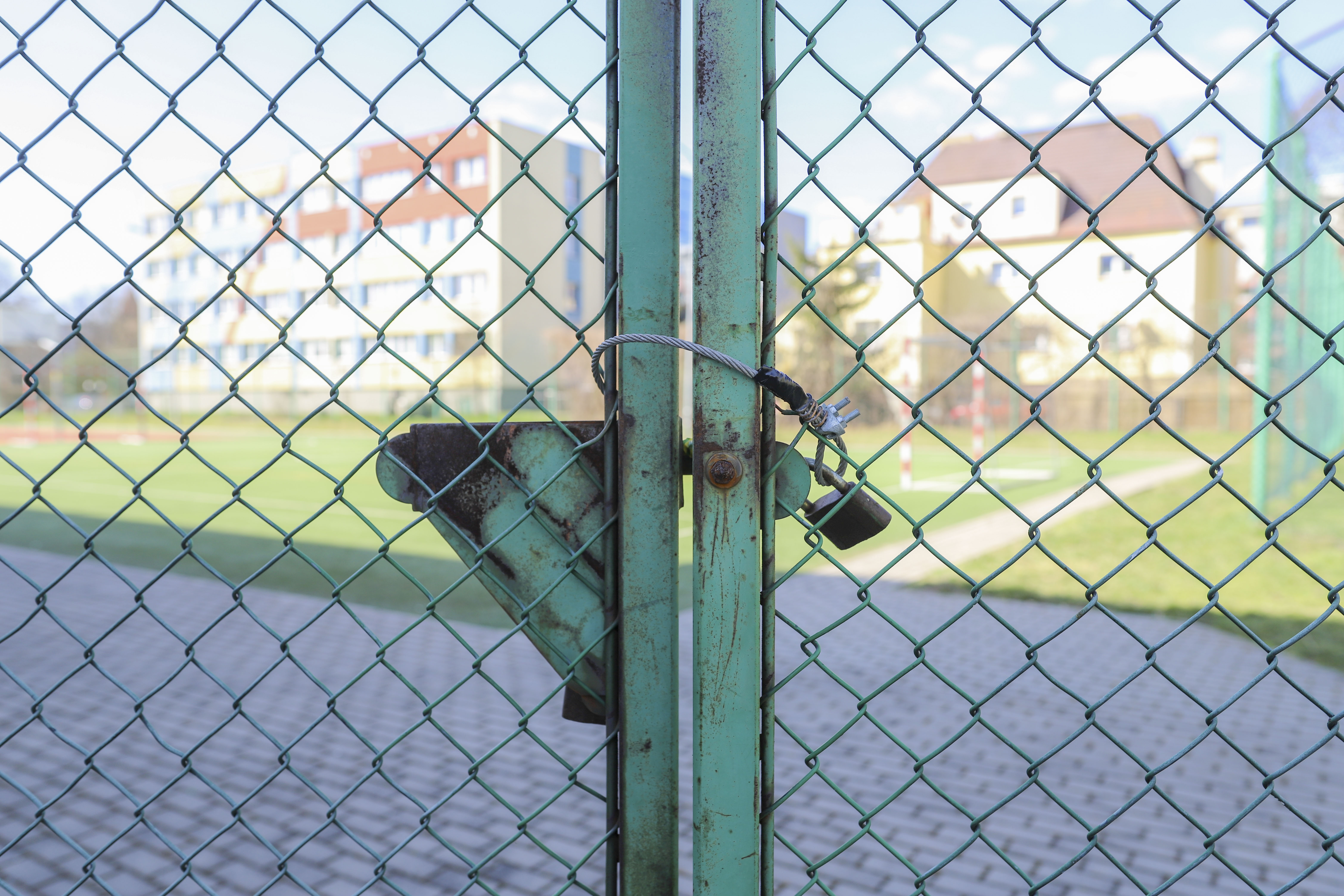 Zakaz wstępu na szkolne boiska