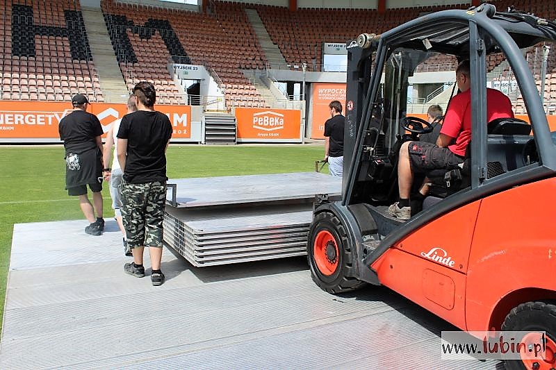 Na stadionie jeszcze dziś stanie scena