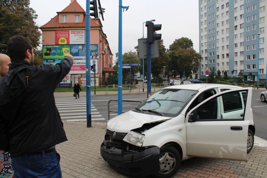 Potrącenie kobiety i kolizja dwóch aut