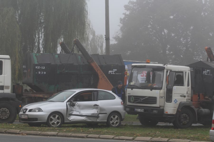 Śpieszył się do pracy, uderzył w ciężarówkę