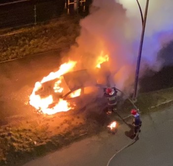 Volkswagen spłonął doszczętnie