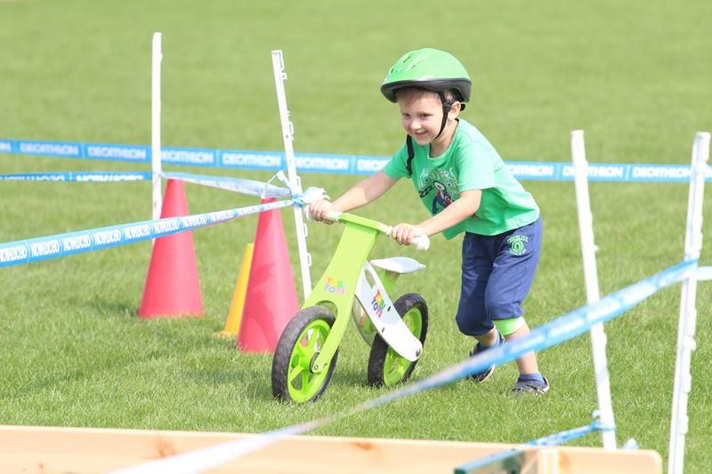 Dojrzali rowerzyści na zawodach MTB