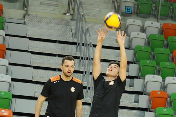 Wspólny trening siatkarskich seniorów i juniorów