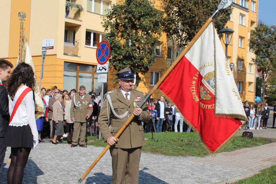 Poezja, śpiew i kwiaty pod murem pamięci