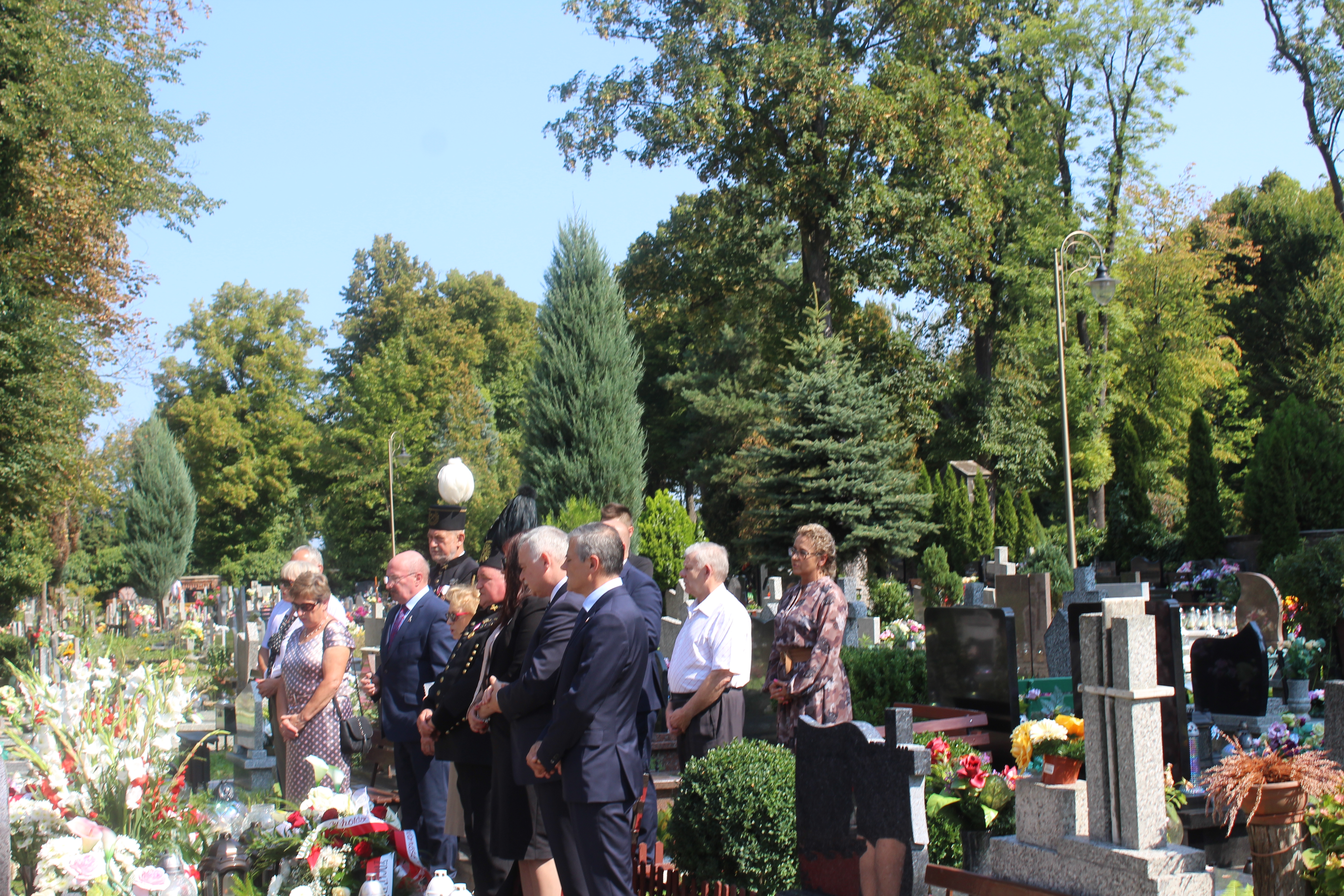 Kwiaty i znicze na grobach ofiar Zbrodni Lubińskiej