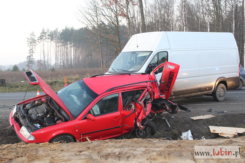 Skodą w busa. Utrudnienia na trójce