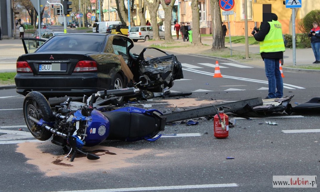 Motocykl zderzył się z osobówką