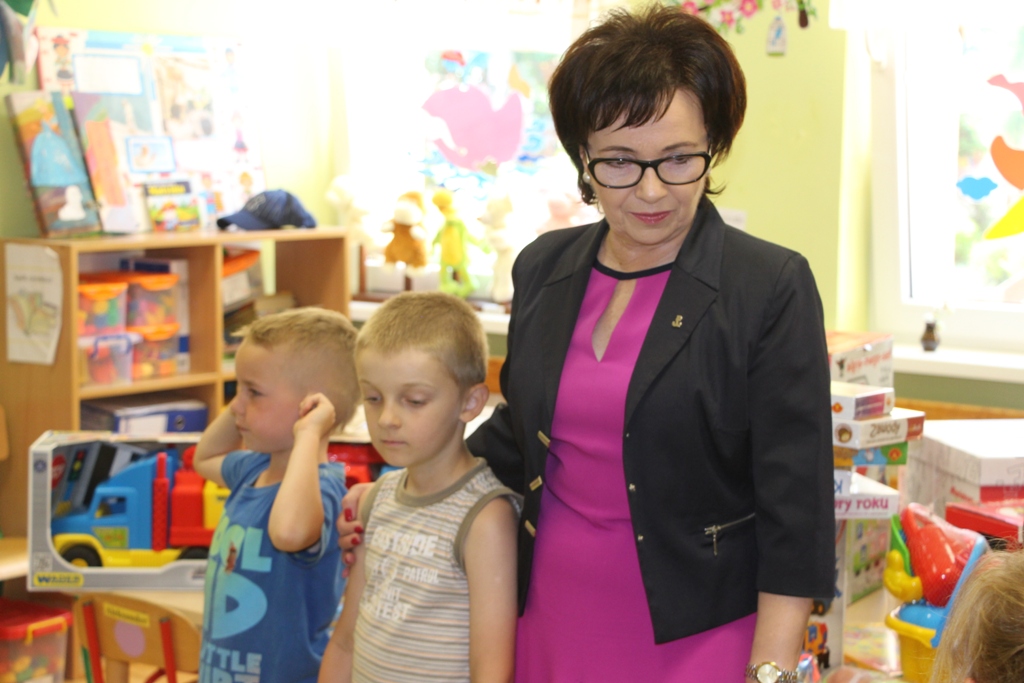 Elżbieta Witek z prezentami u przedszkolaków