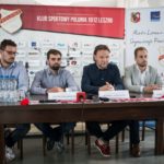 Jędrzej Kędziora podczas konferencji prasowej Polonii Leszno