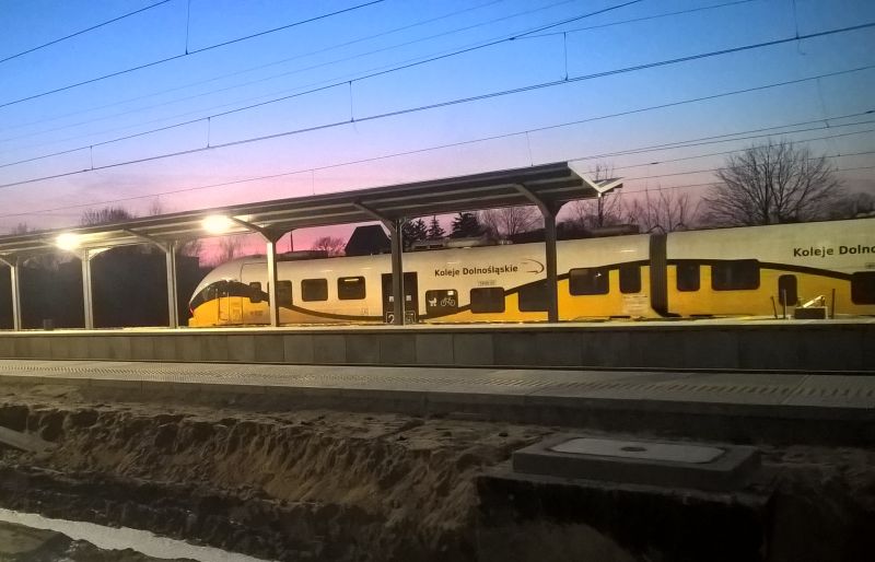 Pasażerski pociąg na stacji Lubin