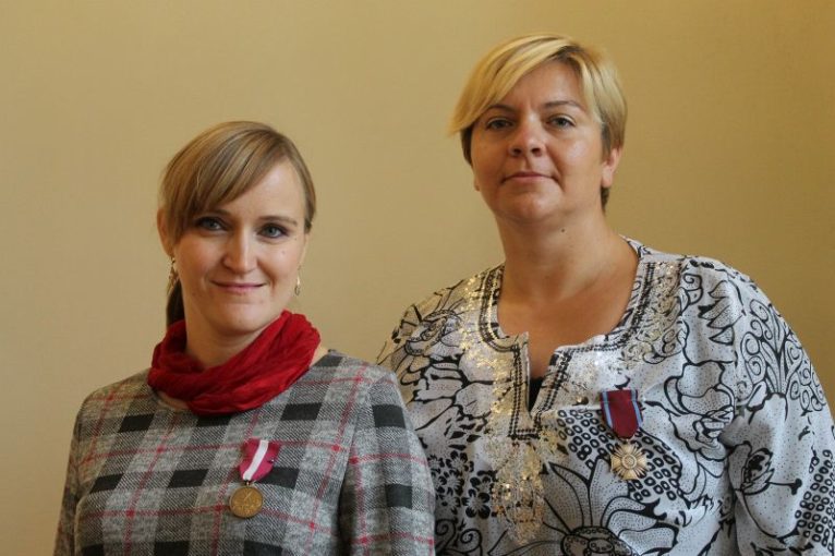 Jedne z odznaczonych dziś nauczycieli: Karolina Kwapisz i Agnieszka Bober