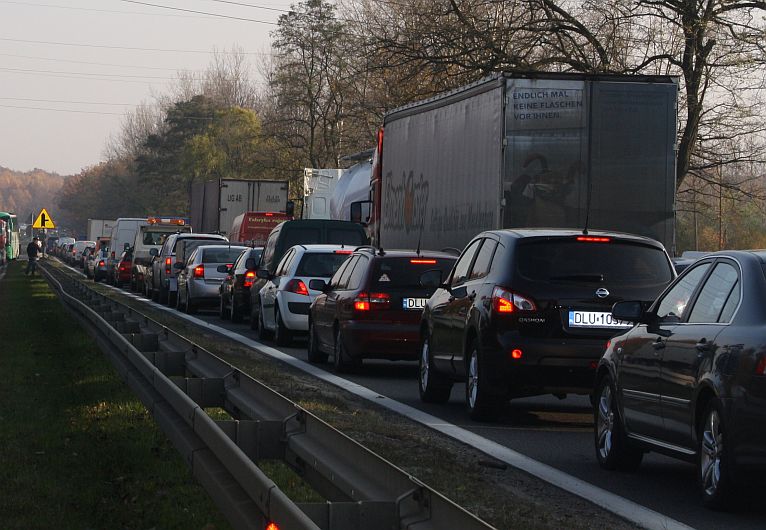 Pożar auta i duży korek na „trójce”