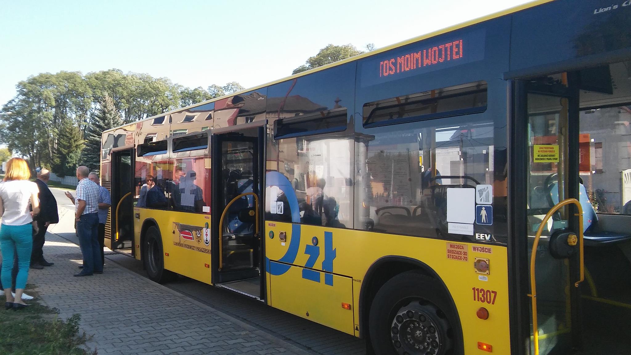 Żółtym autobusem do wyborców