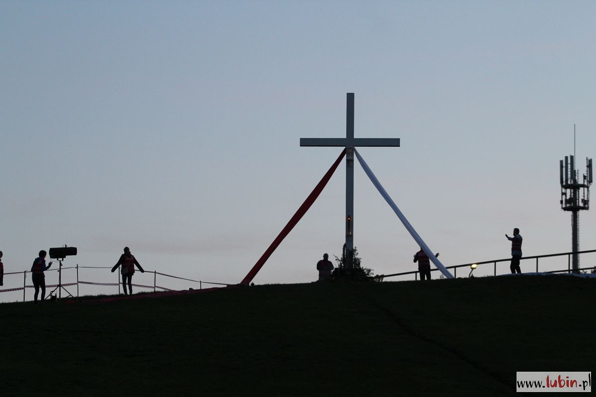 Krzyż zostanie jeszcze tydzień