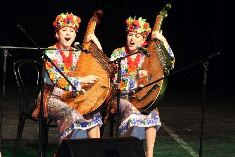 lubinska-gala-kresowa-2016-duet-bandurzystek-blizniaczki-z-ukrainy-3