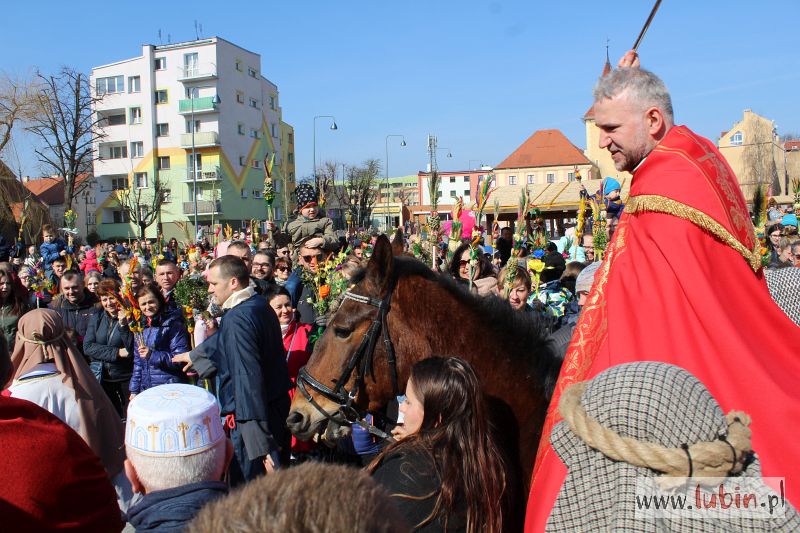 Tłumy na święceniu palm w rynku