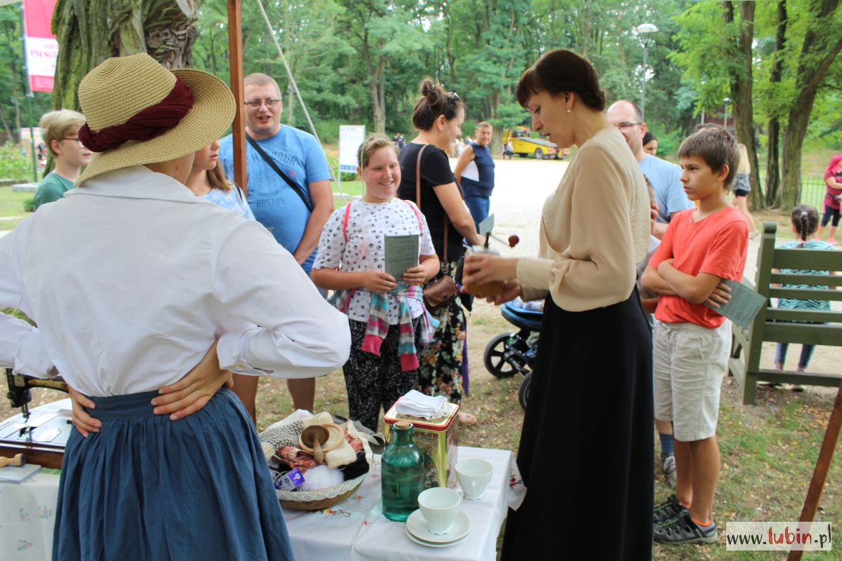 Noc Muzeów: lubinianie bawią się w żywą historię