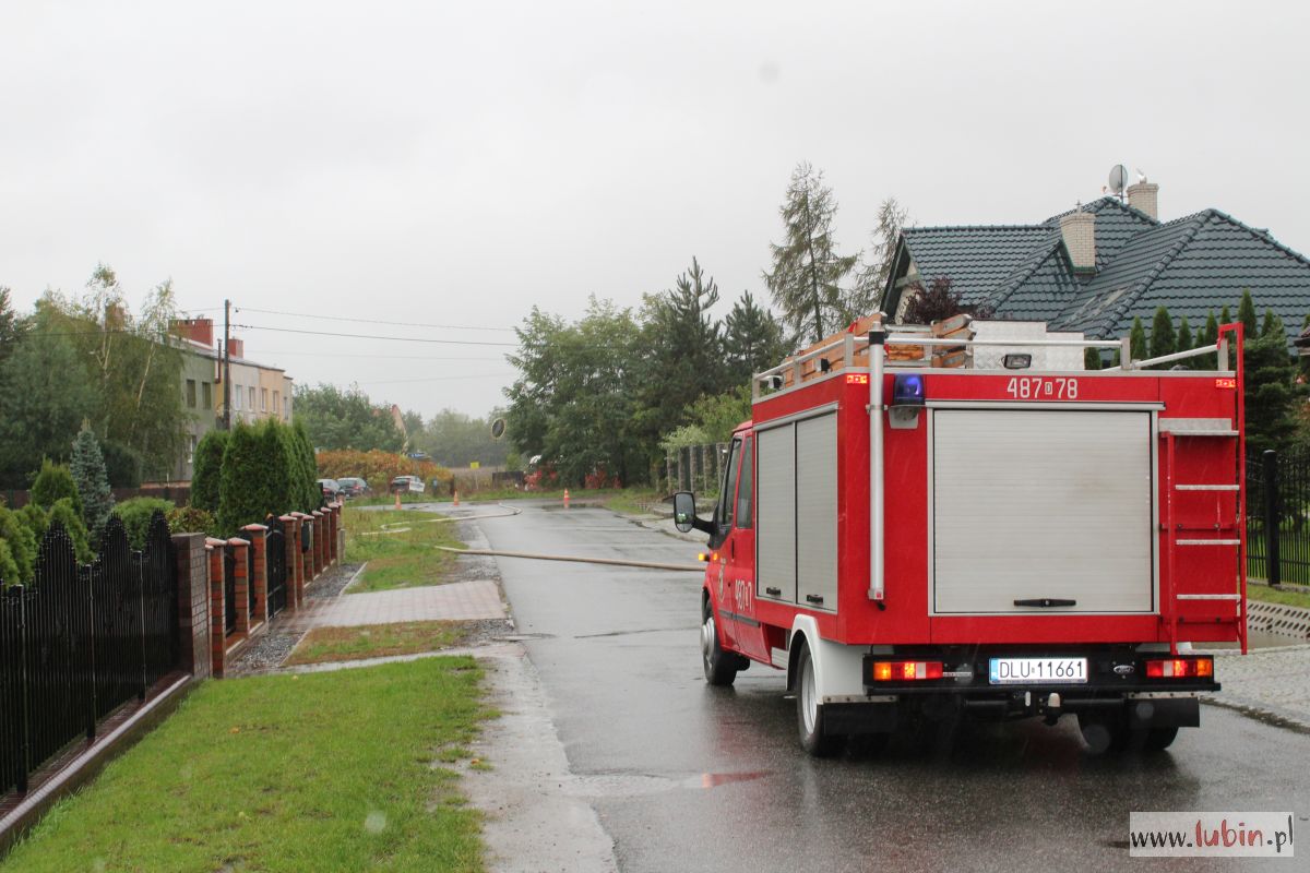 Zalane drogi i podtopienia – strażacy walczą ze skutkami ulewy