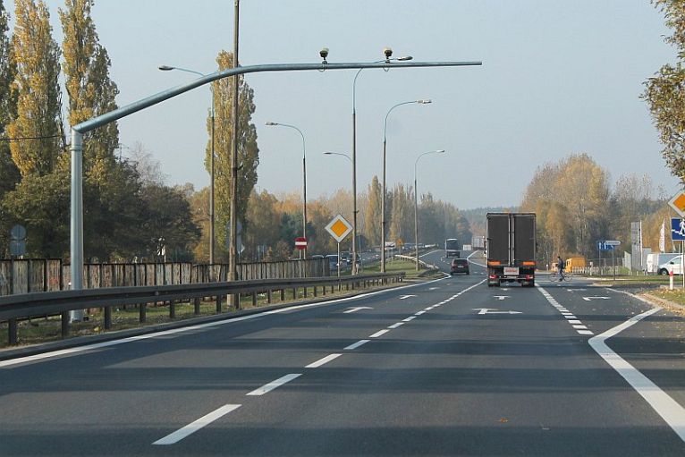 Polacy jeżdżą mniej, ale przez Lubin wciąż najszybciej