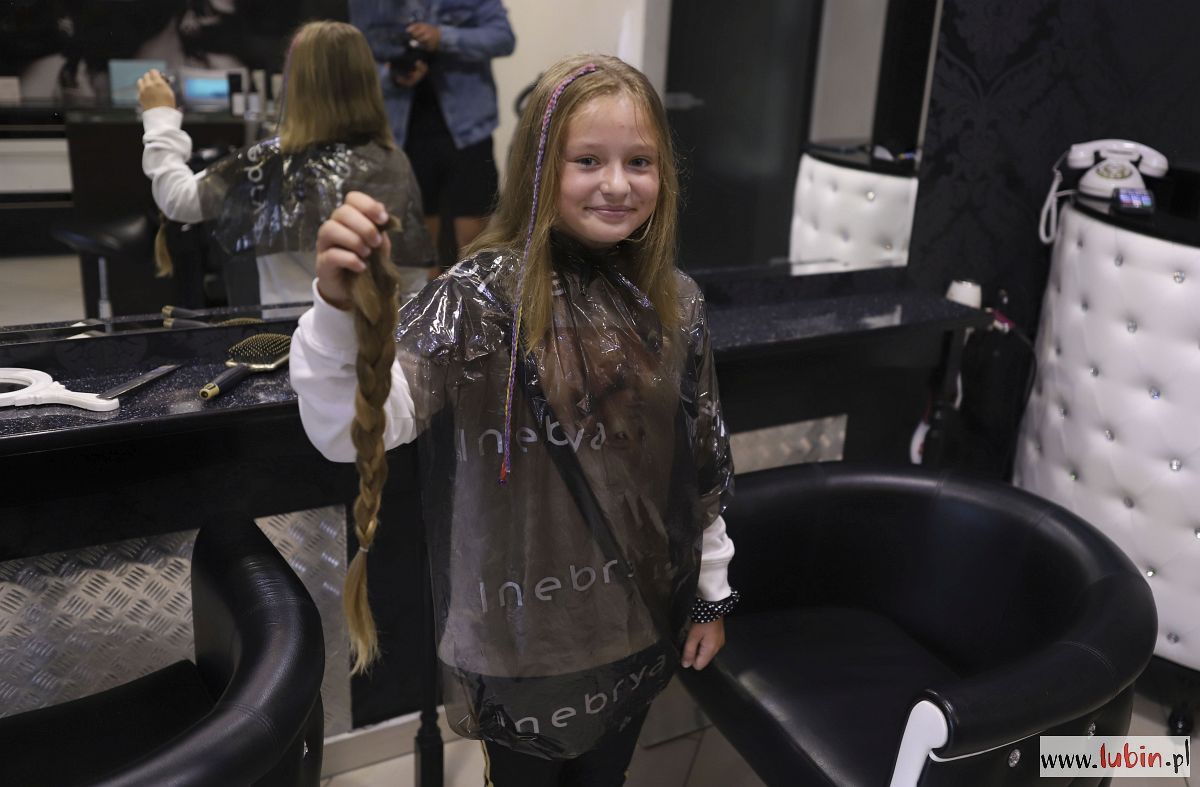 Mała dziewczynka o wielkim sercu dała… włos