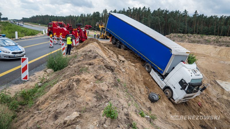 TIR wpadł do wykopu