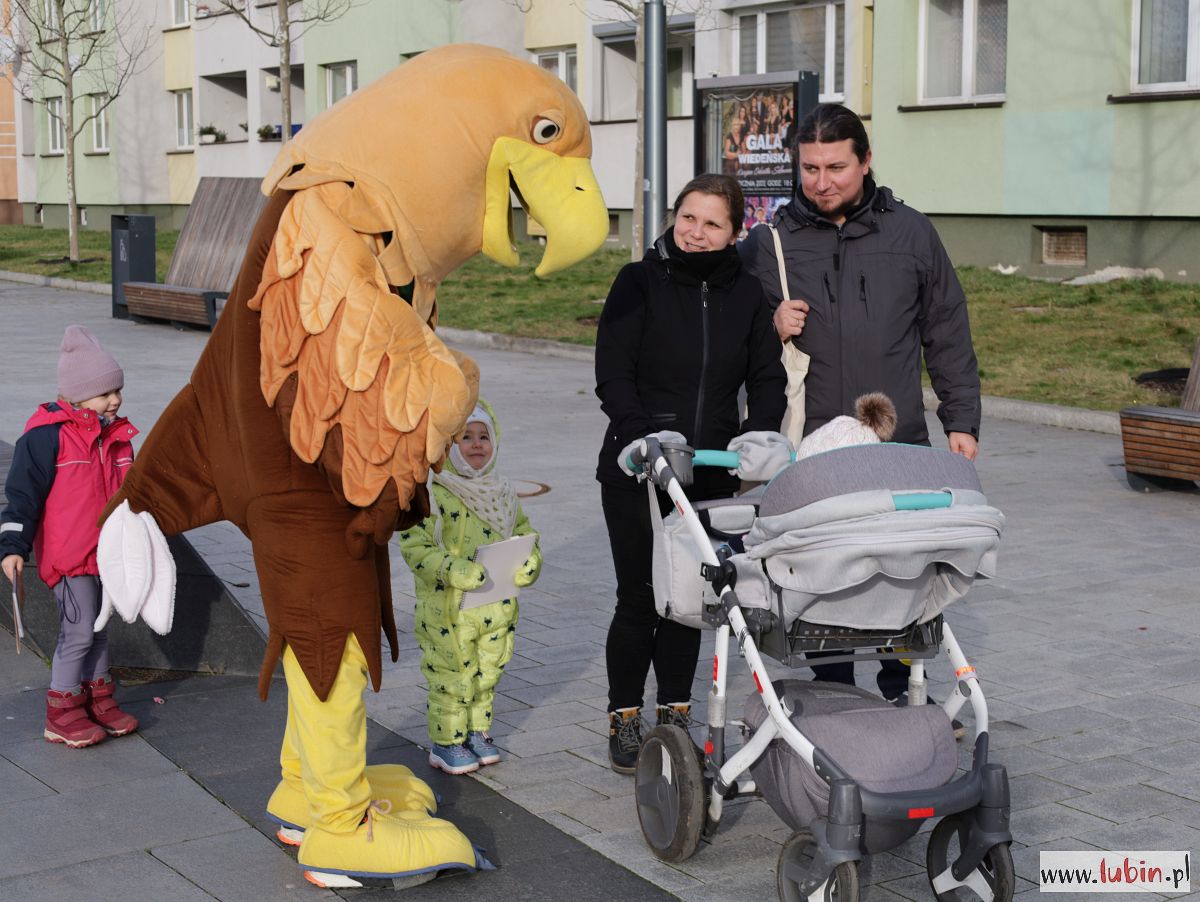 Maskotka zoo rozdaje lubinianom prezenty