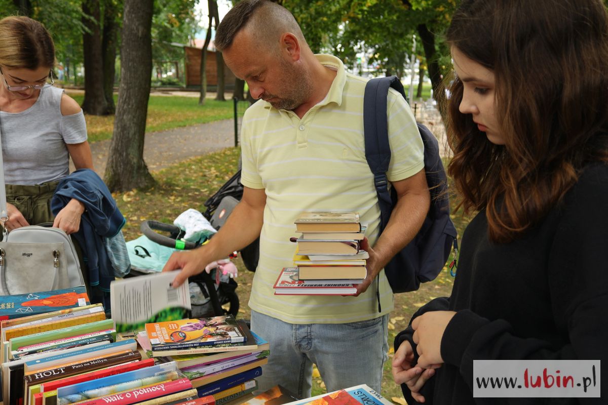 Śniadanie na trawie przy parkowej bibliotece