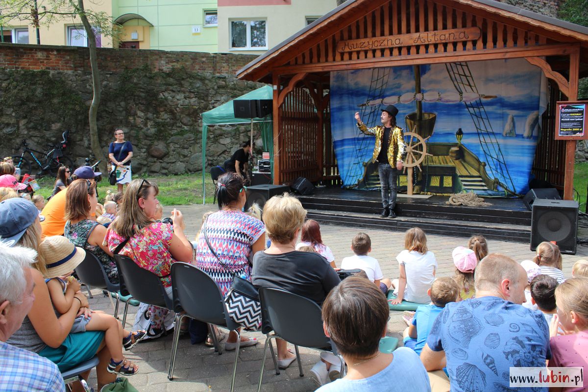 Do koncertów dołączają teatry w plenerze