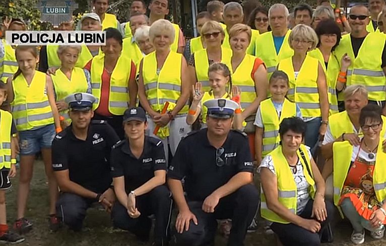 Policja rozdaje kamizelki